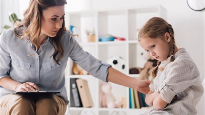 ما مدى التأثير النفسي في طفل فقد أحد والديه؟