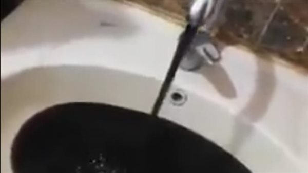مياه سوداء تنزل من