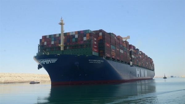 عبور السفن في قناة