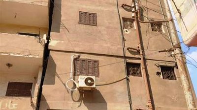 محافظ الشرقية يأمر بفصل المرافق وتشميع عقار أبو حماد المائل (صور)