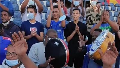 جماهير الازرق تحتفل في أول مران لنادي أسوان على ملعبه (فيديو)