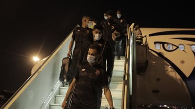 بعثة الأهلي تصل إلى مطار الخرطوم استعدادًا لمواجهة المريخ