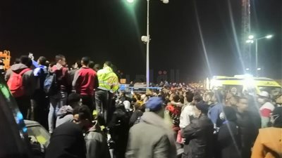 سقوط سيارة في قناة السويس وانتشال 4 مصابين (صور وفيديو)