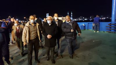عادل الغضبان يتفقد موقع سقوط سيارة بقناة السويس في بورسعيد (صور)