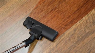 كيفية تنظيف الأرضيات الخشبية بدون تلف