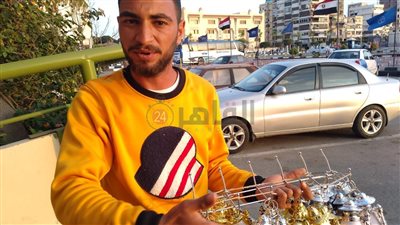  بائع فوانيس: رميت الشغل والفلوس والموبايل ونزلت أنقذ الناس اللي غرقت في قناة السويس