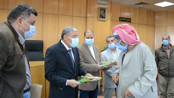 محافظ المنيا يُسلم