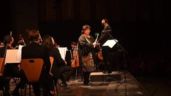 وزيرة الثقافة بمكتبة