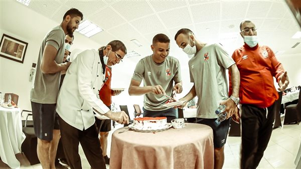 لاعبو الأهلي يحتفلون