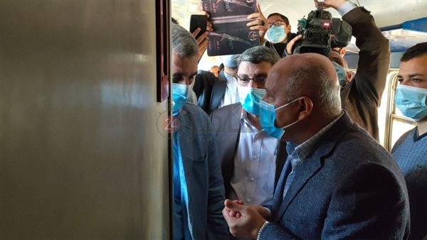 وزير النقل يعنف أحد