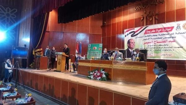 محافظ أسوان ووزير