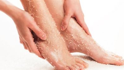 طرق طبيعية للتخلص من تشقق القدمين.. أبرزها استخدام البيكنج صودا والفازلين
