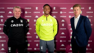 رسميًّا.. أستون فيلا يجدد عقد مدافعه حتى 2026