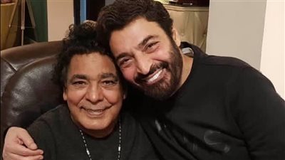 حميد الشاعري يحتضن محمد منير في أحدث ظهور له 