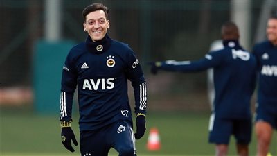 مسعود أوزيل مطلوب في الدوري السعودي 