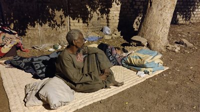 راعي كنيسة بإسنا يتبرع بوجبات طعام ومبلغ مالي لأسرة مشردة 