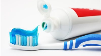 من بينها الهاتف ومعجون الأسنان.. أشياء تسد مسام البشرة وتسبب حب الشباب