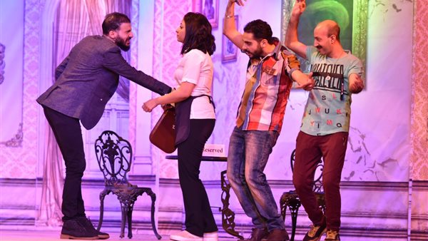 العرض المسرحي خارج