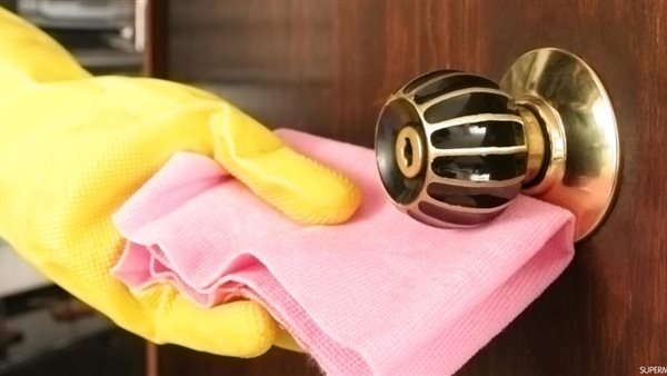 تنظيف مقابض الأبواب