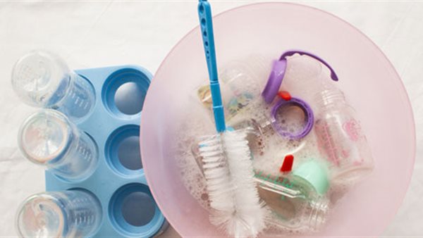 تنظيف زجاجات الرضاعة