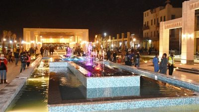  عرض البث المباشر لموكب المومياوات الملكية على شاشة بلازما بميدان المحطة بأسوان