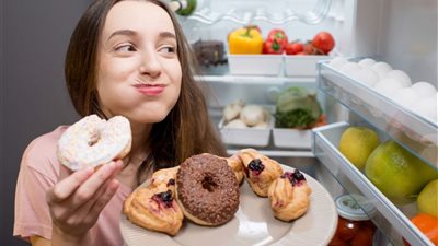 أسباب الرغبة الشديدة في تناول السكريات.. تعرف عليها