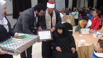 الأزهر والأوقاف يُكرمان 21 أمًا مثالية وزوجات شهداء بالشرقية (صور)