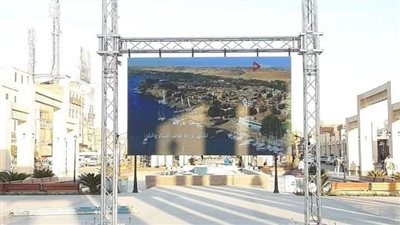 محافظة أسوان تذيع البث المباشر لنقل الموميات الملكية على شاشة عملاقة بميدان المحطة