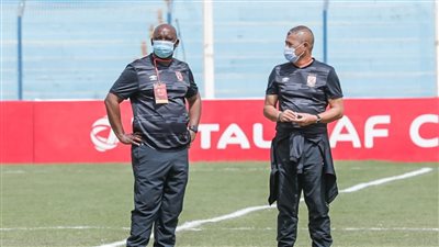 موسيماني يتفقد ملعب الجوهرة الزرقاء قبل مواجهة المريخ السوداني 
