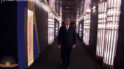 السيسي يستقبل سيارات موكب نقل المومياوات الملكية (صور)