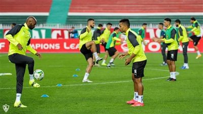 مدرب المولودية يراقب إحماء لاعبي الزمالك