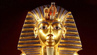 11 كيلو ذهب.. تعرف على تفاصيل قناع توت عنخ آمون قبل نقله إلى المتحف الكبير | صور 