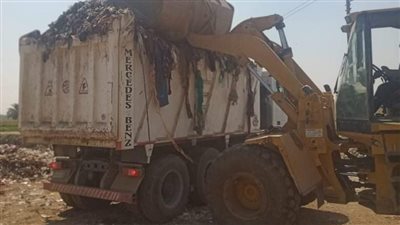 لتيسير الحركة المرورية.. رفع 350 طن قمامة وأتربة في حملة نظافة بمركز إطسا بالفيوم (صورة)