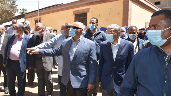 وزير النقل خلال الجولة