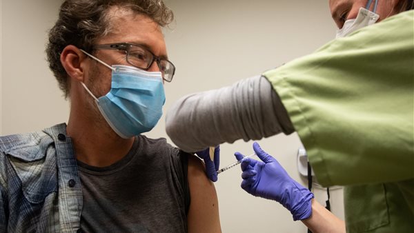 التطعيم بلقاح فيروس