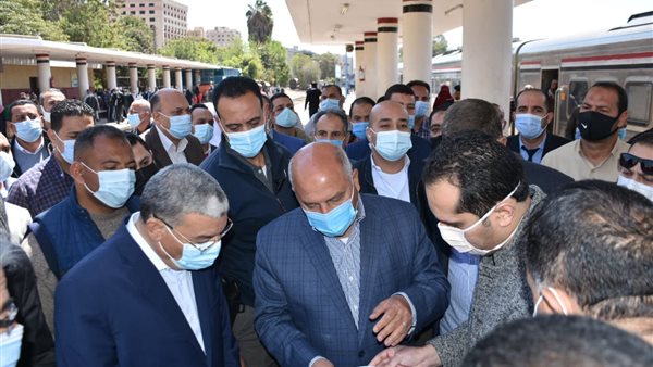 وزير النقل خلال جولته