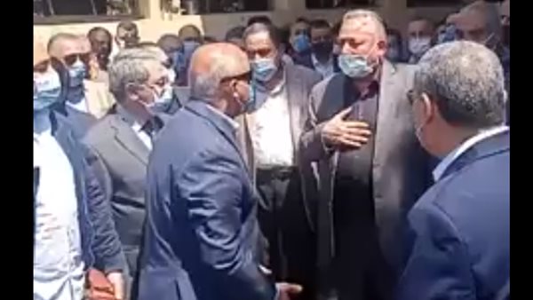 وزير النقل خلال الجولة