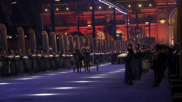 الموكب الملكي أمام