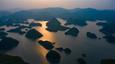 مناظر طبيعية خلابة لبحيرة في مدينة قوييانج بالصين