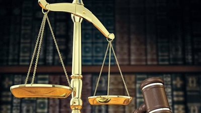 هل تم إلقاؤه من البلكونة؟.. التحقيق في وفاة طفل بعد مشاجرة بين أسرتي والديه