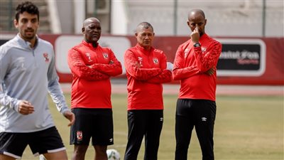 موسيماني يجتمع مع جهازه المعاون للتحضير لمباراة سيمبا التنزاني