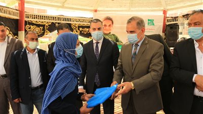 محافظ كفر الشيخ يكرم الأيتام ويشيد بمنتجات التعليم المجتمعي (صور)