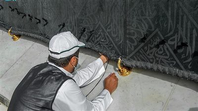 رئاسة شؤون الحرمين الشريفين تبدأ صيانة كسوة الكعبة المشرفة (صور)