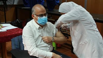 بدء تطعيم الأطقم الطبية داخل معهد الكبد القومي في المنوفية بلقاح كورونا (صور)
