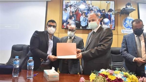 محافظ أسيوط يكرم