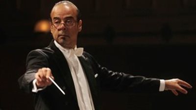 نادر عباسي يكشف أسرارًا عن حفل موكب المومياوات.. سبب الغناء بالهيروغليفة وظهور الكثير من الفتيات