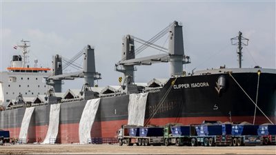 نجاح شحن أول سفينة 