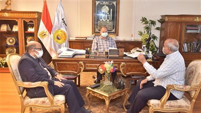 محافظ أسيوط يناقش الموقف التنفيذي للوحدات الصحية الجاري تنفيذها ضمن 