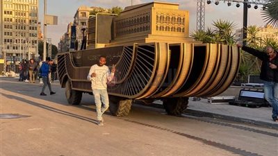 منفذ ديكور موكب نقل المومياوات الملكية: 