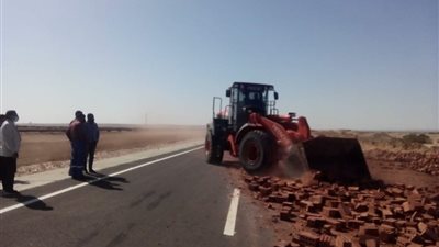 انقلاب شاحنة محملة بطوب طفلى بطريق 